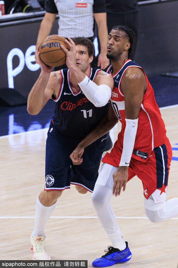 皇冠信用网平台_约翰·科林斯为哈登挺身而出：冲突背后的团队情谊与留队信号